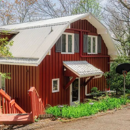 The Little Red Barn w/ Spectacular Views & Less Than 1 Mile - Blue Ridge Parkway