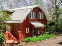 The Little Red Barn w/ Spectacular Views & Less Than 1 Mile - Blue Ridge Parkway Hotel dekat DeHart Park