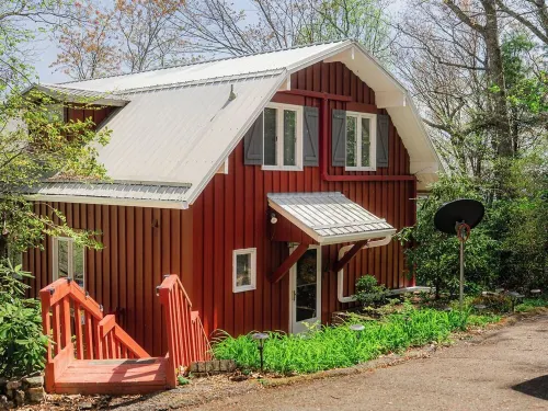 The Little Red Barn w/ Spectacular Views & Less Than 1 Mile - Blue Ridge Parkway