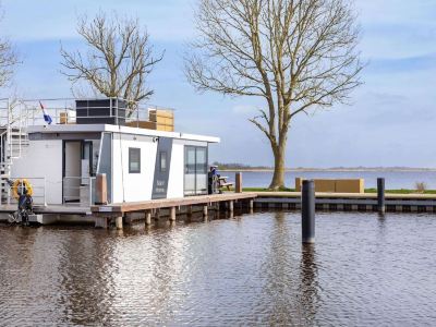 Houseboat Sneekermeer with Garden and Views