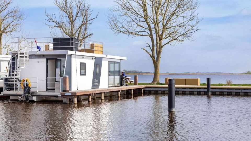 Houseboat Sneekermeer with Garden and Views