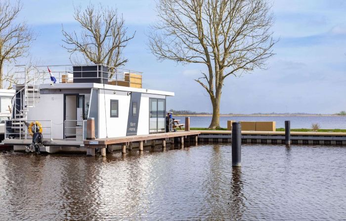 Houseboat Sneekermeer With Garden and Views