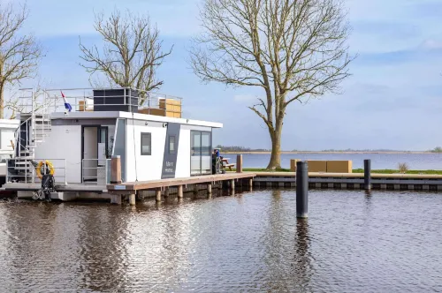 Houseboat Sneekermeer with Garden and Views
