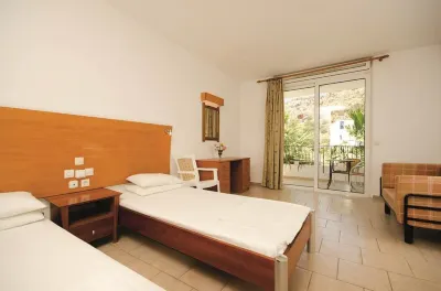 Coliseum Studios & Apartments