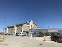 Baymont by Wyndham Rawlins - parking