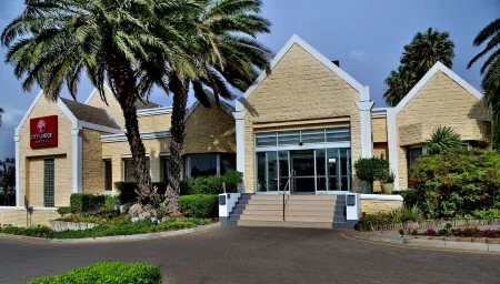 City Lodge Hotel Bloemfontein Отели рядом с достопримечательностью «Free State National Botanical Garden»