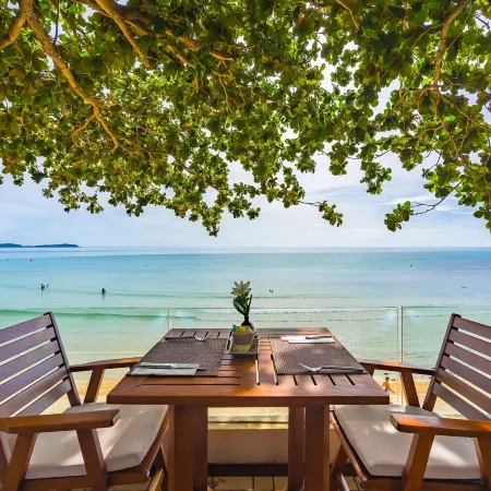 Impiana Beach Front Resort Chaweng Noi, Koh Samui Отели рядом с достопримечательностью «Храм Ламай»