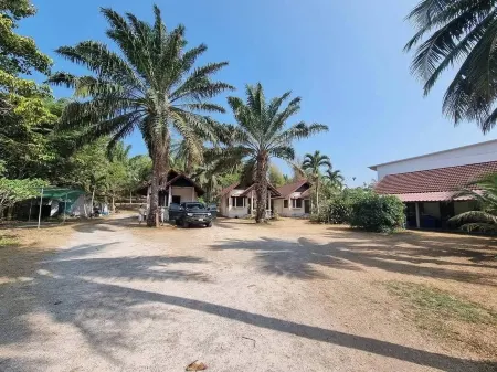 Chill Beach Resort Отели рядом с достопримечательностью «Та Вуа Лаен Бич»