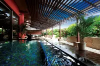 ลัวซีร์ สปา ทาวเวอร์ นาฮา - ที่มีสระว่ายน้ำ