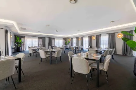 Best Western Plus Ambassador Orange Отели рядом с достопримечательностью «Millthorpe Wine Centre»