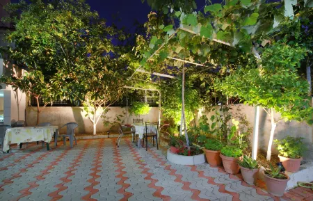 My Home Guest House Отели рядом с достопримечательностью «Venetian Tower of Durrës»