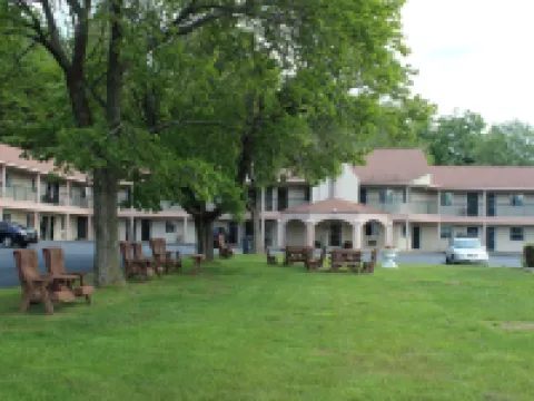 Howard Johnson by Wyndham Lenox Hotels in Lenox