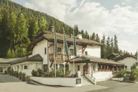 Hotel Waldhuus Hotels near Lake Davos