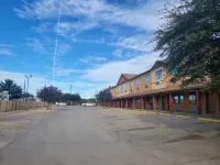 Cotulla Whitten Inn - parking