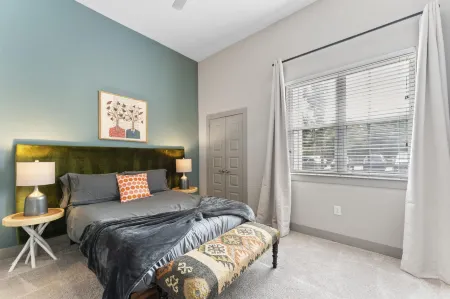 Grand 1Br King Suite Close to Downtown w Fast Wifi