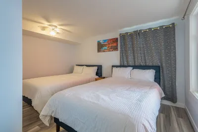 One Bedroom Suite with BBQ & Huge Patio Отели в г. 