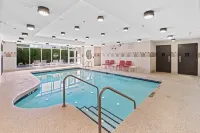 Holiday Inn & Suites 薩里東 - 克洛弗代爾 - 泳池