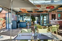 Bor Hôtel & Restaurant - Plage privée فنادق في Giens