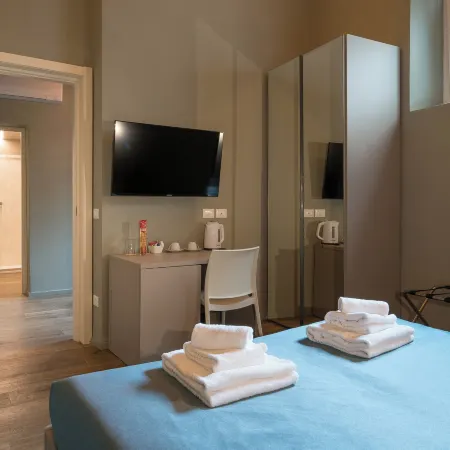Gogo` Petit Hotel Отели рядом с достопримечательностью «Выставочный и конгресс-центр Stazione Leopolda»
