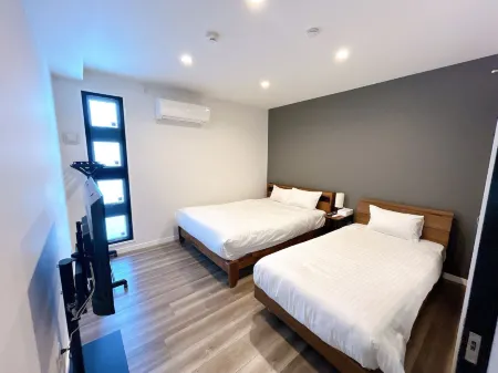 Monochrome Отели рядом с достопримечательностью «Senaha Beach»