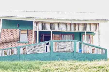 ngirisi hill silverback  lodge-bwindi Отели в г. Kinkiizi