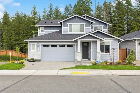 Serene Port Orchard Retreat: 3BR 3BA with Trails and Amazing Views Отели в г. Порт Орчард