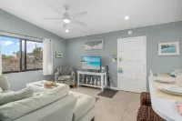 Adorable two bedroom condowalk to the beach and st Armand’s circle
