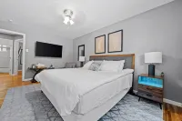 Spacious 2 Bed Townhome by StayLage Hotels in Frontier Township