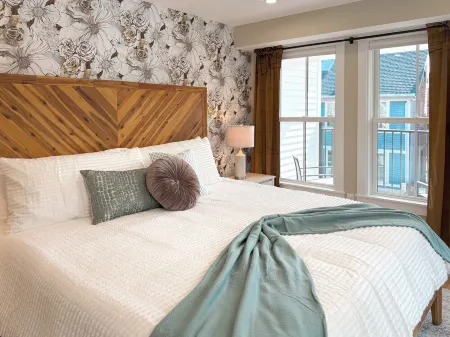 3BR Luxe ~ Elegant Design ~ DNTN ~ Deck ~ Parking Отели рядом с достопримечательностью «St. John's Episcopal Church»