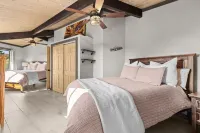 "THE VOC" an eclectic octagon house w a 360° lookout loft & RED ROCK views!