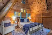 Woodland Park Cabin Getaway: Mtn Views, Scenic Charm, Clouds & Hot Tub Retreat