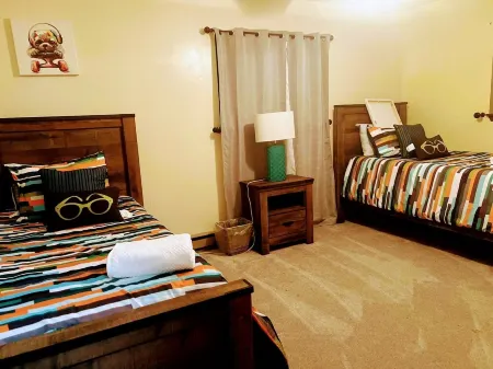 The Cub house,Gameroom,Fireplace, Firepit, largescreen TV.