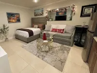 Elegant Tranquil Restful Oasis with Pure Serenity Pool and Garden Hotels in Country Walk