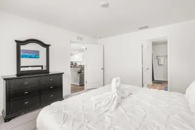 Charming 4-bedroom house with WiFi and AC in pleasant Spring Hill Hotels near Western Way Shopping Center