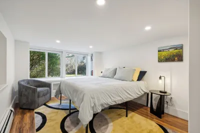 Charming artistry 1-bedroom retreat in gorgeous Portland, Maine