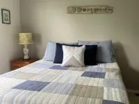 Lakefront home on breathtaking Lake Huron. 허런 카운티 호텔