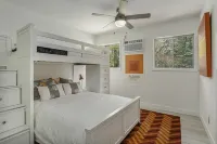 Renovated Cottage- Hot Tub, Close To Private Association Beach & EV Charger