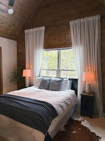 Cozy Rocky Mnt. Chalet/Spa, private lake, close to Denver, RedRocks, Outdoor fun