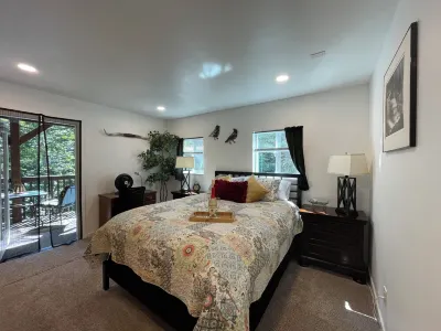 Relaxing Apartment in charming Gold Bar- Queen bed, jetted bathtub, Các khách sạn gần Sunset Falls