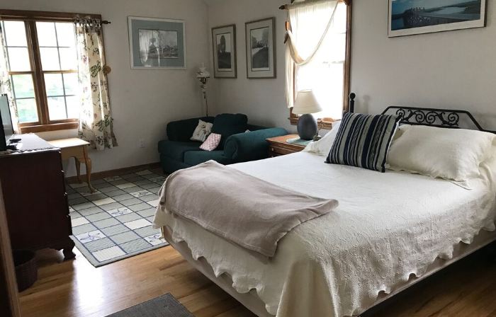 Charming 2 Bedroom Rental Pond Village Area Available  June 8-17
