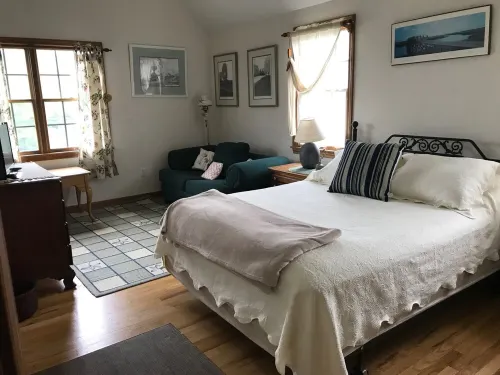 Charming 2 Bedroom Rental Pond Village Area Available  June 8-17 - WiFi