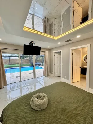 Tropical Luxury Retreat with warm Pool, Spacious 5-bedroom & Mini Golf 메리 브랜던 공원 주변 호텔