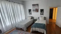 Spacious 4-bedroom house in the heart of the Garden District with ample parking. Hôtels à proximité de : Schulze Cafeteria