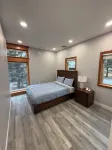 River Escape! Spacious 5-bedroom house on the river. 500 ft from trail access! Walgreens附近的飯店