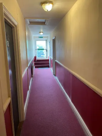 Rose and Crown Hotel Отели в г. Балшем