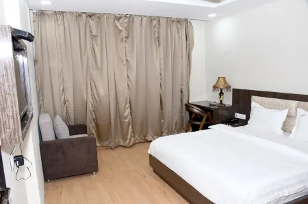 The Aanandam Hotel Resort Отели в г. Итарси