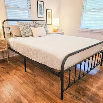 Cozy & Charming 3-bedroom cottage in Springfield - Great Location! Pet friendly!