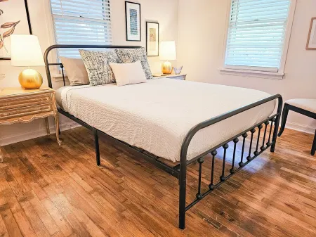 Cozy & Charming 3-bedroom cottage in Springfield - Great Location! Pet friendly!