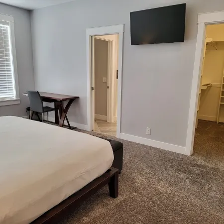Spacious 5-BR Home. Pool Table, Air Hockey, TVs in Every Room, & Outdoor Dining
