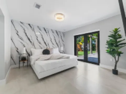 Fun Oasis Getaway/Heated Pool, BBQ, Games & More! Hotels in Hialeah